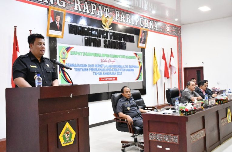 DISETUJUI 5 FRAKSI, BUPATI SAMOSIR DAN DPRD TETAPKAN RANPERDA P-APBD 2025 MENJADI PERDA