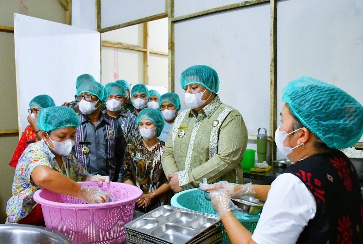 BUPATI SAMOSIR BERSAMA WABUP TINJAU SPPG, MBG BERJALAN LANCAR SESUAI PROSEDUR 