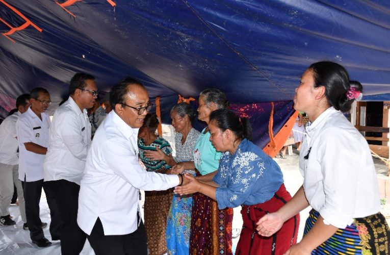 PEMKAB SAMOSIR KEMBALI BANTU KORBAN KEBAKARAN SIDAJI, WABUP SERAHKAN ADMINDUK DAN UANG TUNAI