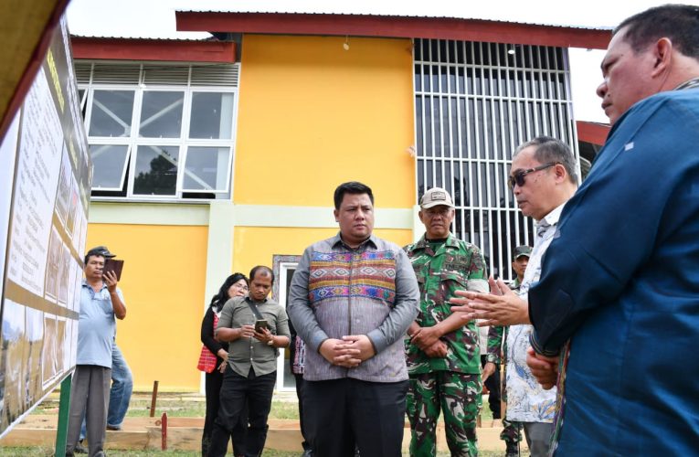SERENTAK SE-INDONESIA, BUPATI SAMOSIR MELETAKKAN BATU PERTAMA PEMBANGUNAN FISIK KDMP HUTANAMORA