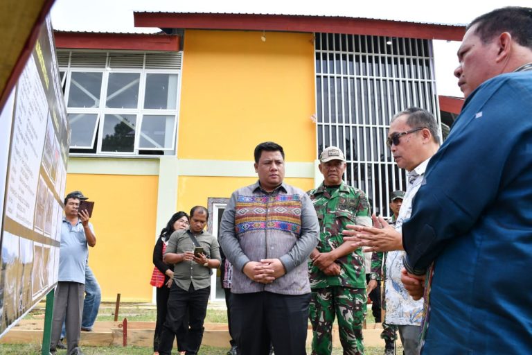 SERENTAK SE-INDONESIA, BUPATI SAMOSIR MELETAKKAN BATU PERTAMA PEMBANGUNAN FISIK KDMP HUTANAMORA