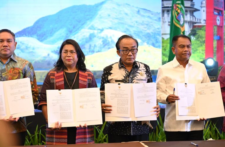Wabup Samosir Tandatangani MoU Pengelolaan DTSEN dengan BPS RI.