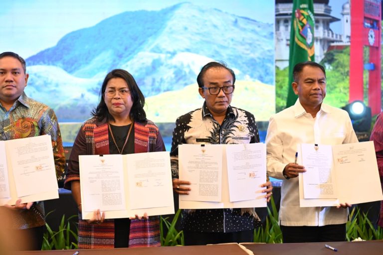 Wabup Samosir Tandatangani MoU Pengelolaan DTSEN dengan BPS RI.