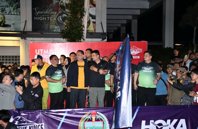 BUPATI SAMOSIR BERSAMA GUBSU LEPAS FLAG OFF TRAIL OF THE KING 100 KM