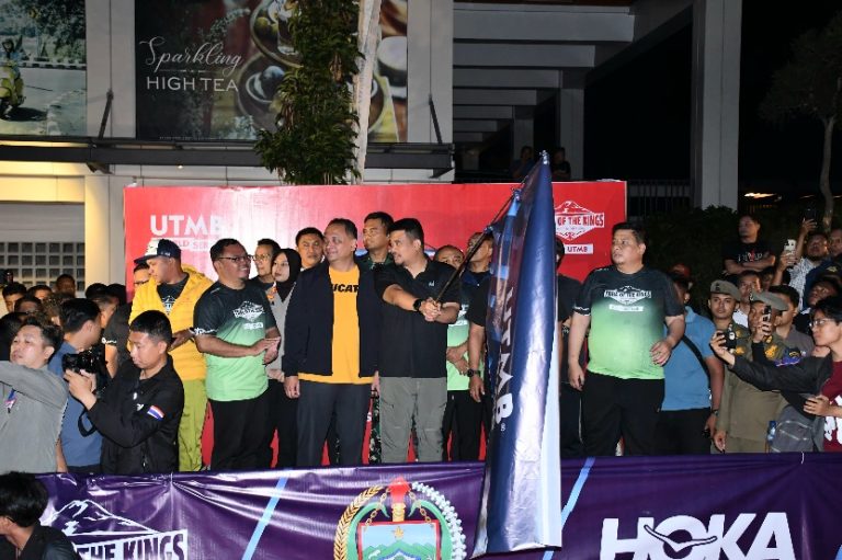 BUPATI SAMOSIR BERSAMA GUBSU LEPAS FLAG OFF TRAIL OF THE KING 100 KM