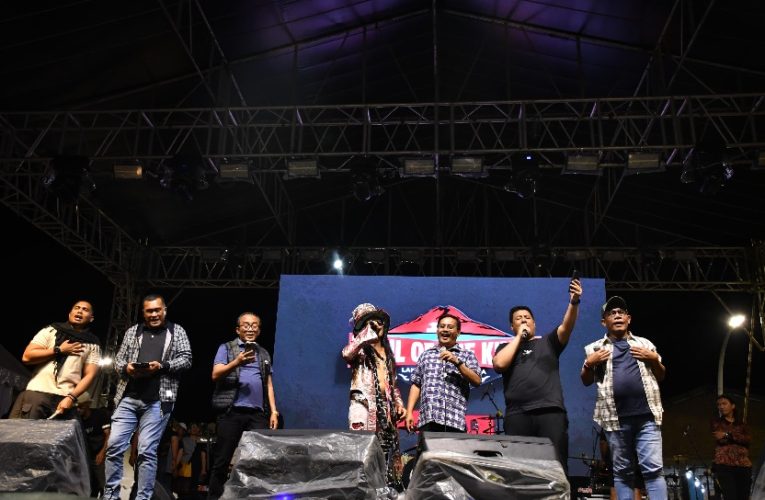 RIBUAN PENONTON BERSORAK SAAT PARA BUPATI TAMPIL DI MALAM HIBURAN TOTK, BUKTI KEBERSAMAAN MEMBANGUN LINTAS DAERAH 