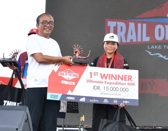 WAKIL BUPATI SAMOSIR SERAHKAN HADIAH JUARA TOTK