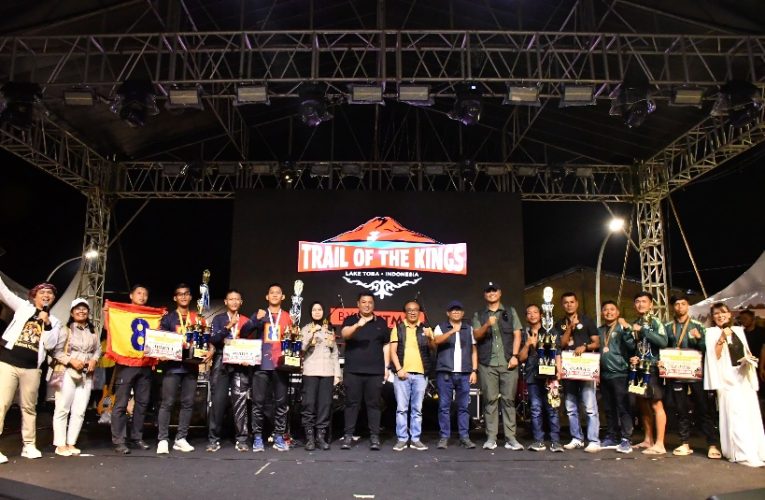 PURAKA MEDAN JUARAI FESTIVAL SOLU BOLON SAMOSIR, BUPATI DAN WABUP SERAHKAN PIALA