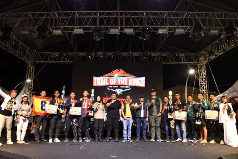 PURAKA MEDAN JUARAI FESTIVAL SOLU BOLON SAMOSIR, BUPATI DAN WABUP SERAHKAN PIALA