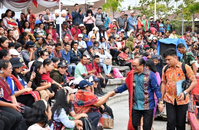Merayakan Warisan, Menyatukan Generasi, Pemkab. Samosir Peringati Hari Ulos Nasional