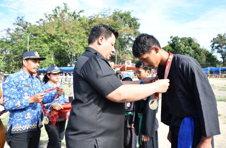 PEMKAB SAMOSIR PERINGATI HARI SUMPAH PEMUDA KE-97, BUPATI VANDIKO SERAHKAN PENGHARGAAN KEPADA ATLIT BERPRESTASI