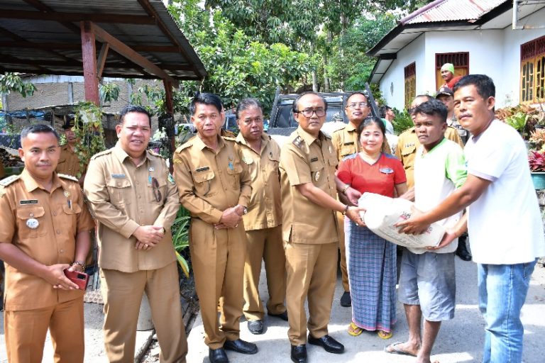 WABUP BANTU WARGA KORBAN BENCANA ANGIN PUTING BELIUNG