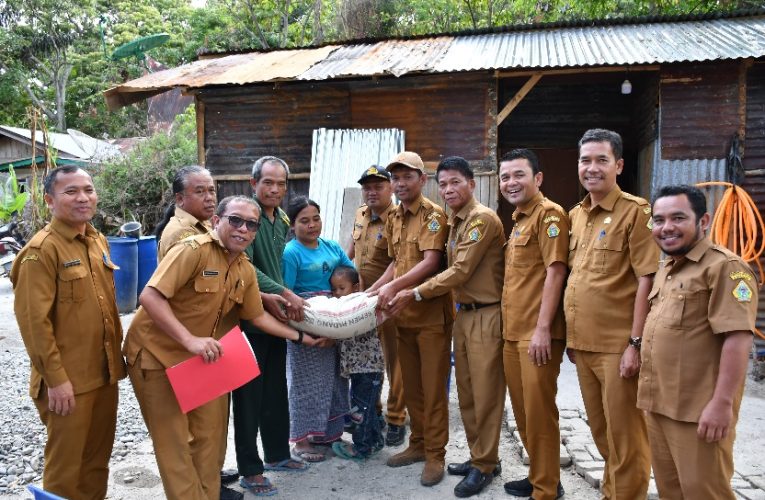 PEMKAB. SAMOSIR SALURKAN BANTUAN BAGI KORBAN KEBAKARAN DI DESA PALLOMBUAN
