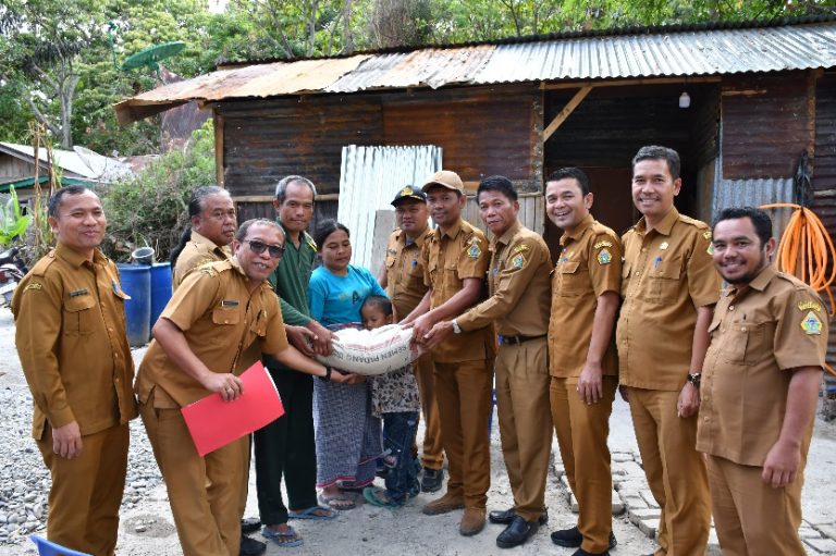 PEMKAB. SAMOSIR SALURKAN BANTUAN BAGI KORBAN KEBAKARAN DI DESA PALLOMBUAN