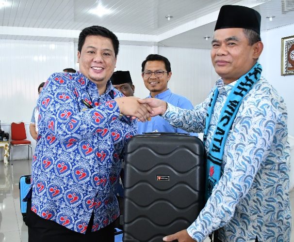 BUPATI SAMOSIR DAN WABUP BERANGKATKAN IBADAH ROHANI DAN UMROH TOKOH AGAMA KE YERUSALEM DAN MEKKAH