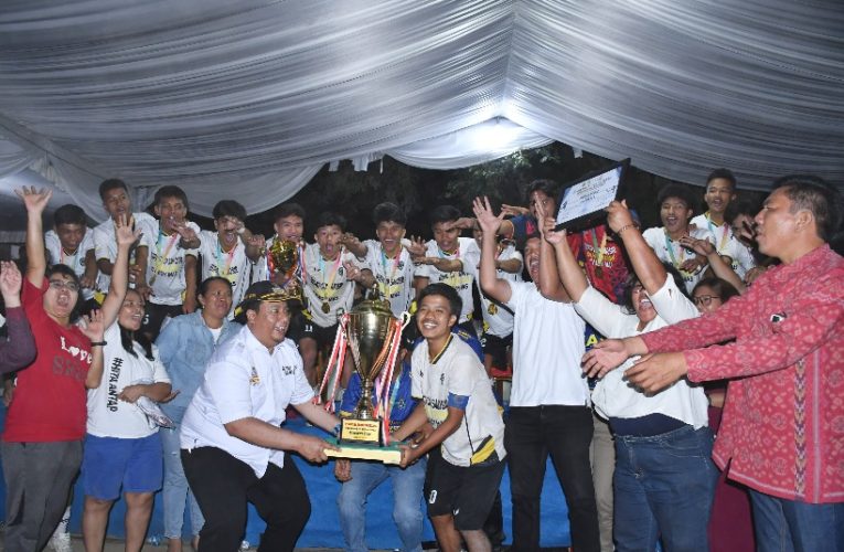 ANTAP FC JUARA I BUPATI CUP III, BUPATI SAMOSIR SERAHKAN PIALA BERGILIR