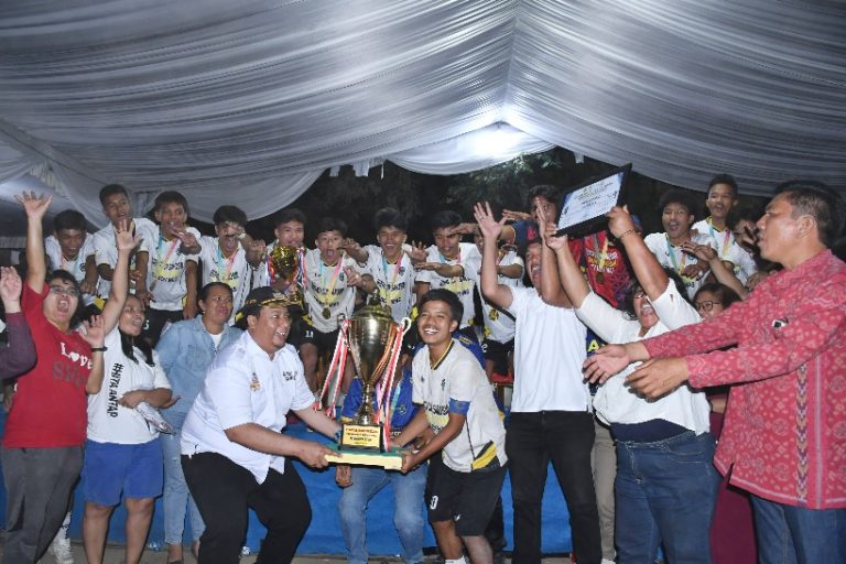 ANTAP FC JUARA I BUPATI CUP III, BUPATI SAMOSIR SERAHKAN PIALA BERGILIR
