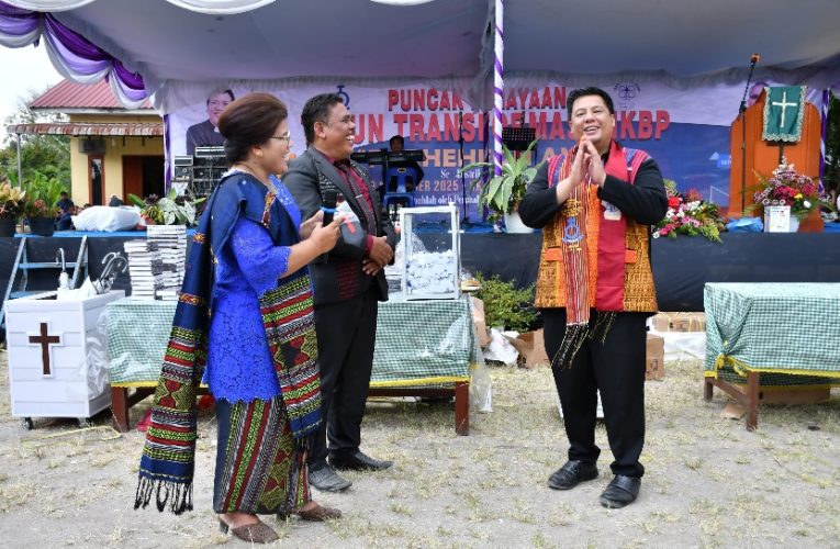 BUPATI SAMOSIR AJAK AMA HKBP TINGKATKAN IMAN, MENJADI PEMIMPIN KELUARGA YANG MEMULIAKAN TUHAN