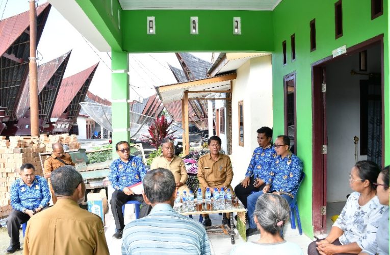 DUA KORBAN KEBAKARAN SIDAJI MULAI BANGUN RUMAH, PEMKAB SAMOSIR SALURKAN BANTUAN MATERIAL