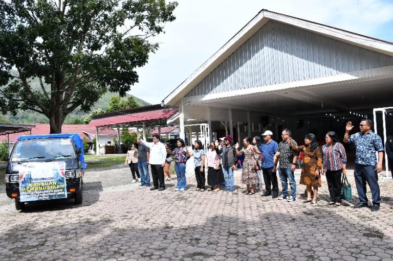 Berangkatkan Lima Mobil Pembawa Bantuan Sosial, Bupati Samosir: Doa dan Dukungan Masyarakat Samosir selalu Bersama Saudara Kita yang Terdampak Musibah