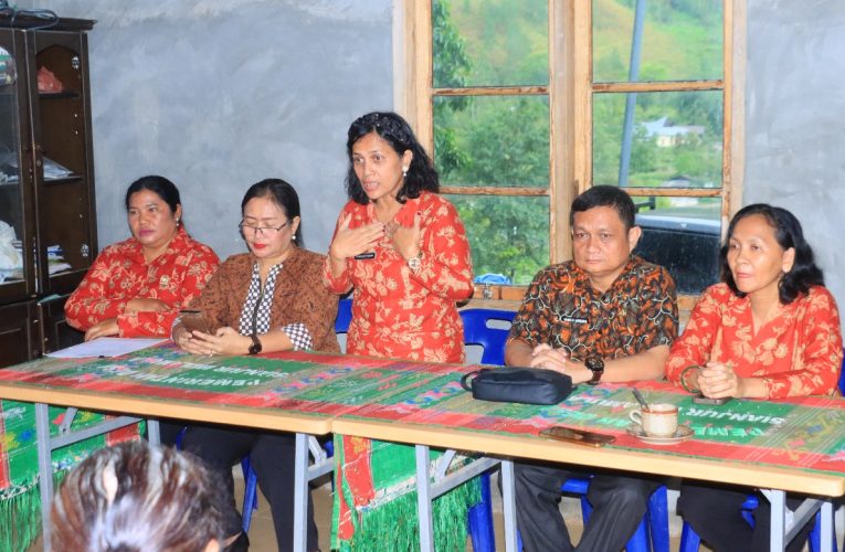 Dalam rangka HUT Darma Wanita Persatuan ke-26, DWP Kabupaten Samosir Bagi Bansos dan Melakukan Penyuluhan.