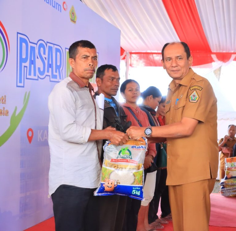 Kerjasama dengan Pemkab Samosir, PT. Inalum bagikan 1000 paket sembako seharga 50 ribu rupiah 