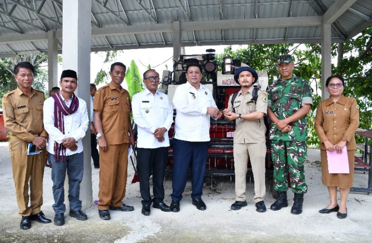 Serahkan Bantuan Alsintan, Bupati Samosir Minta Pemanfaatan Optimal