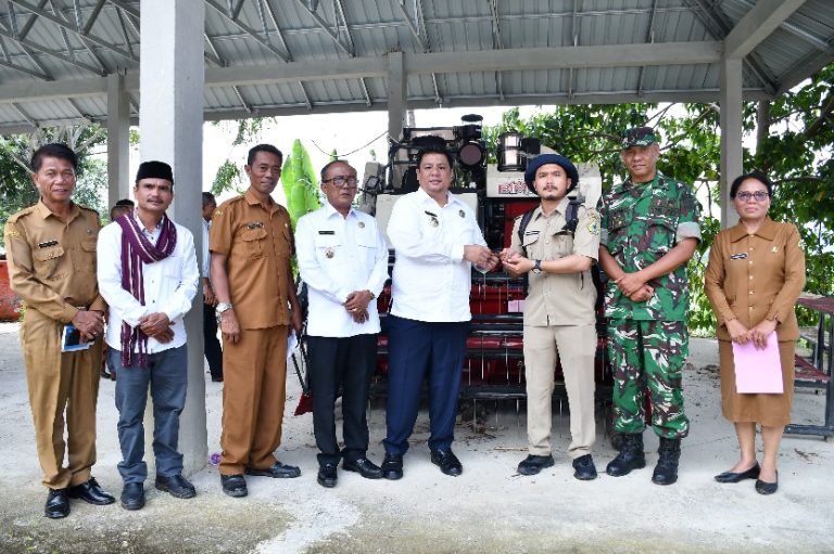 Serahkan Bantuan Alsintan, Bupati Samosir Minta Pemanfaatan Optimal