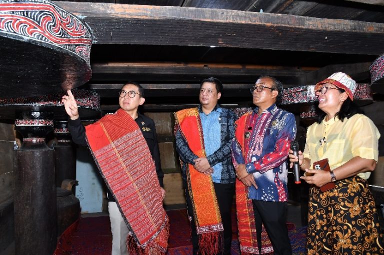 Menteri Kebudayaan Kunjungi Samosir, Bupati Sambut di Cagar Budaya Huta Simarmata