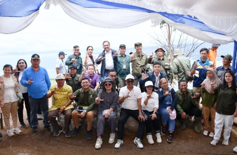 Wabup Samosir Tanam Pohon di Lereng Gunung Pusuk Buhit, Perkuat Komitmen Pelestarian Alam