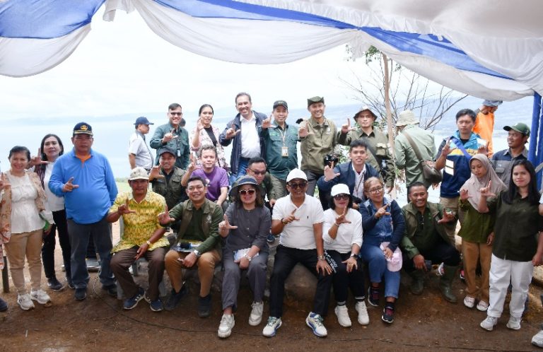 Wabup Samosir Tanam Pohon di Lereng Gunung Pusuk Buhit, Perkuat Komitmen Pelestarian Alam