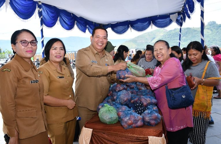 PEMKAB SAMOSIR GELAR GERAKAN PANGAN MURAH, DISERBU RATUSAN WARGA