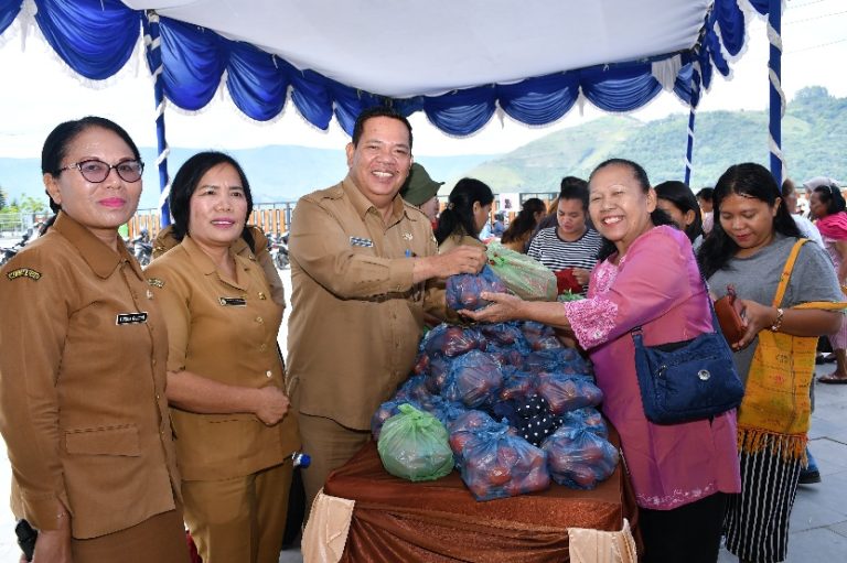 PEMKAB SAMOSIR GELAR GERAKAN PANGAN MURAH, DISERBU RATUSAN WARGA