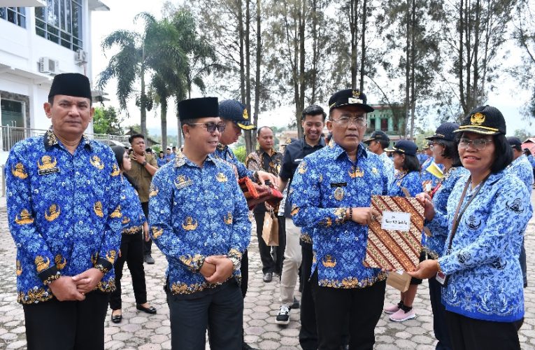 Wabup Samosir Serahkan SK Pensiun 40 PNS, Tekankan Pengabdian dan Kekompakan ASN