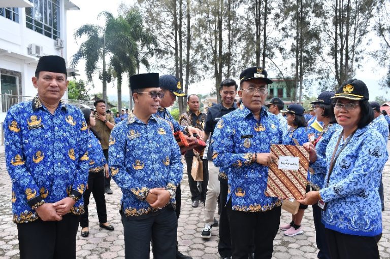 Wabup Samosir Serahkan SK Pensiun 40 PNS, Tekankan Pengabdian dan Kekompakan ASN