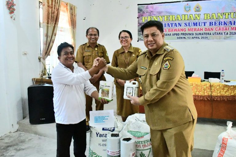 Hasil Kolaborasi Sumut Berkah, Bupati Samosir Serahkan Bantuan Bibit Pengembangan Cabai dan Bawang Merah 