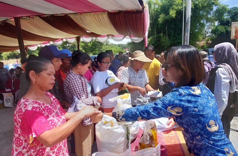 Pemkab Samosir dan Bulog Salurkan Bantuan Pangan untuk 18.438 Warga