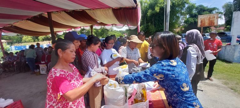 Pemkab Samosir dan Bulog Salurkan Bantuan Pangan untuk 18.438 Warga
