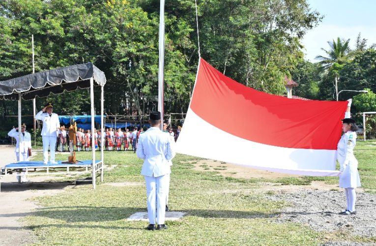 Wabup Samosir Pimpin Upacara Hardiknas 2026, Ulos Warnai Semangat Pendidikan dan Budaya