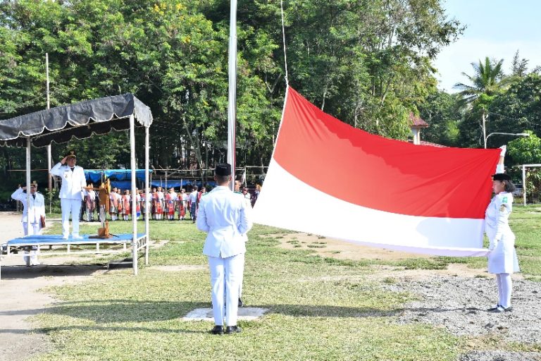 Wabup Samosir Pimpin Upacara Hardiknas 2026, Ulos Warnai Semangat Pendidikan dan Budaya