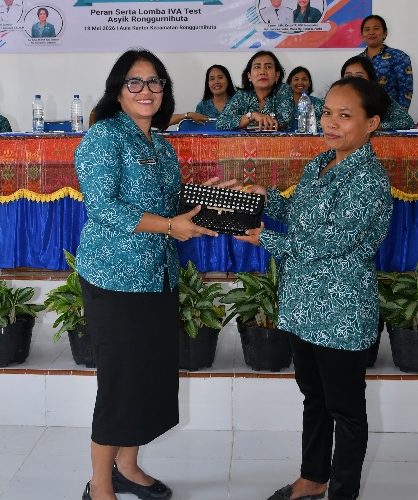 Ketua PKK Kabupaten Samosir Nyalakan Semangat Deteksi Dini Kanker Serviks Lewat Lomba IVA Tes di Ronggur Nihuta