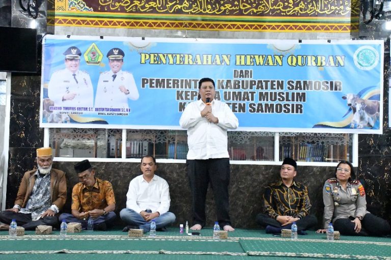 Bupati Samosir Serahkan Hewan Qurban Bantuan Presiden dan Pemkab, Perkuat Toleransi dan Kepedulian Sosial
