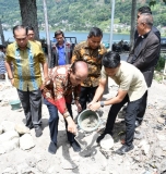 Wakil Bupati Samosir Meletakkan Batu Pertama Pembangunan Rumah Dinas Pelayan Full Timer Gereja HKBP Resort Pangururan Kota