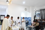 DIGELAR SEDERHANA, BUPATI SAMOSIR DAN KELUARGA MISA BERSAMA MEMASUKI RUMAH 