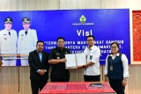 SINERGITAS DENGAN PUPR, BUPATI SAMOSIR TERIMA 5 UNIT ALAT BERAT PENGELOLAAN PERSAMPAHAN DAN SANITASI 