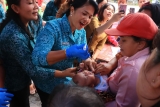 Peringatan Pekan Imunisasi Dunia di Samosir, Ketua TP. PKK Samosir Kunjungi Posyandu.