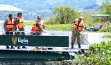 BUPATI SAMOSIR BERSAMA DANDIM 0210/TU TERJUN BERSIHKAN ECENG GONDOK DI DANAU TOBA