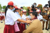 Bunga Desa Parhorasan Bupati Samosir Motivasi Pelajar SD