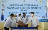 BUPATI SAMOSIR RESMIKAN PENYALAAN ANJUNGAN LISTRIK MANDIRI (ALMA) PELABUHAN SIMANINDO