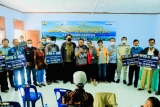 BUPATI SAMOSIR BERSAMA JHONNI ALLEN MARBUN SERAHKAN BUKU TABUNGAN BSPS